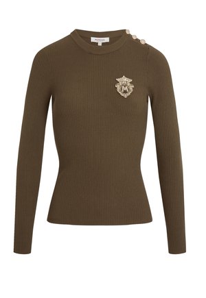 T-shirt à manches longues en tricot côtelé vert olive avec col rond, trois boutons décoratifs dorés sur l'épaule gauche, et un blason brodé doré sur la poitrine.