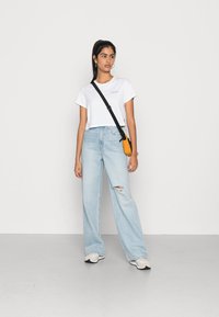 Levi's® HIGH LOOSE - Calças de ganga à boca de sino - destroyed denim