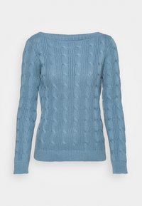 Pull en tricot torsadé bleu clair, avec un large décolleté et des manches longues. La texture est côtelée et lisse avec un motif uniforme.