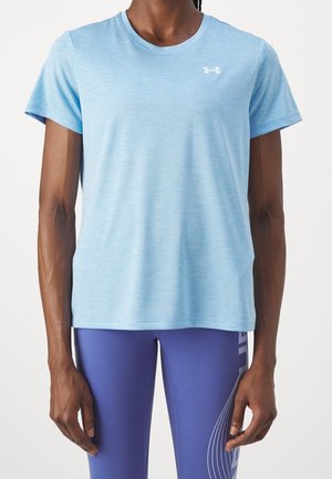 Mann trägt hellblaues kurzärmeliges Sportshirt und blaue Sportleggings mit dezentem Design an der Seite.