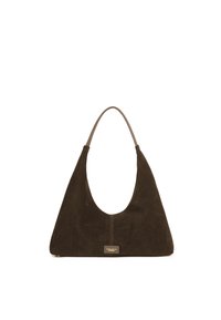 Bolso de hombro de ante marrón con forma triangular, gran abertura en la parte superior y una sutil placa con el logo en la base. Textura suave con hardware mínimo.