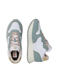 Sneaker bianchi e turchesi chiari con accenti in camoscio e pelle. Presentano lacci rosa e una suola bianca spessa con una parte inferiore testurizzata.