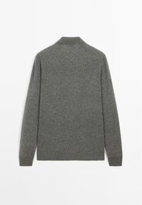 Maglione grigio a maniche lunghe in maglia con polsini, orlo e colletto a coste, mostrato da dietro su uno sfondo bianco.