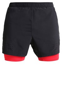 Svarta sportshorts med röda undershorts, elastisk midja, sidofickor och laserklippta ventilationsdetaljer på det yttre lagret.