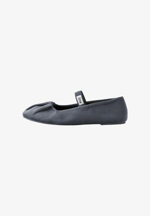 Ballerina grigia con punta arrotondata e tomaia in tessuto morbido. Presenta una piccola fascia sulla parte superiore del piede e un design minimalista.