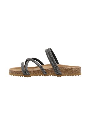 Sandalia plana con suela de corcho y tres tiras retorcidas con cuentas negras a lo largo del pie y el tobillo, plantilla acolchada marrón, suela exterior de goma con diseño en zigzag.