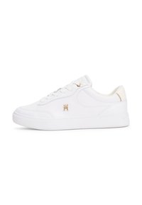 Weiße Leder-Sneaker mit glatter Oberfläche, Schnürung vorne, goldfarbener Akzent-Hardware und einer kontrastierenden hellen Fersenschlaufe. Gummisohle.