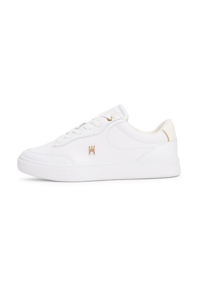 Weiße Leder-Sneaker mit glatter Oberfläche, Schnürung vorne, goldfarbener Akzent-Hardware und einer kontrastierenden hellen Fersenschlaufe. Gummisohle.