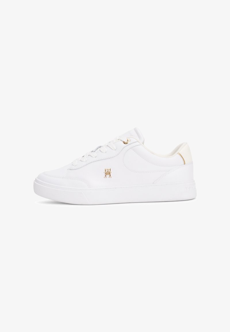 Weiße Leder-Sneaker mit glatter Oberfläche, Schnürung vorne, goldfarbener Akzent-Hardware und einer kontrastierenden hellen Fersenschlaufe. Gummisohle.