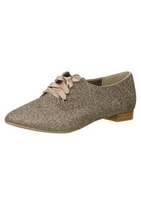 Chaussure à bout pointu en tissu beige métallisé avec une finition texturée, dotée d'une semelle plate et de lacets en ruban décoratifs sur le cou-de-pied.