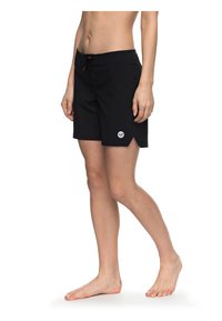 Sorte badshorts laget av tekstil, med snor i livet og en liten logo aksent på den nedre siden, kuttes over kneet.