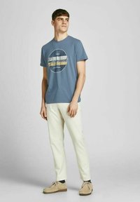 Jack & Jones JORBRADY TEE CREW NECK - Camiseta estampada - bluefin