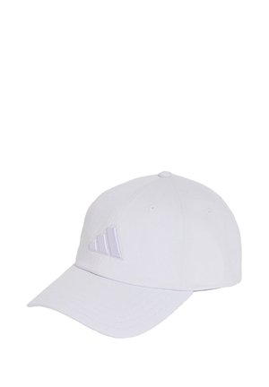 Gorra blanca de béisbol con visera curva y sutil logo de tres líneas en relieve en el panel frontal, vista desde un ligero ángulo.