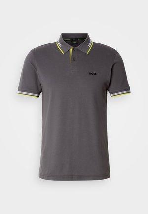 Herre grå polo shirt lavet af bomuld, med en krave med gule og hvide accenter, to knapper og et lille sort logo på brystet.