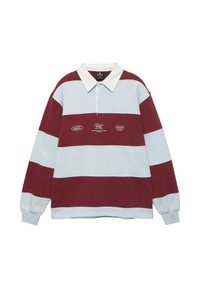 Rugby tričko s dlouhým rukávem s širokými horizontálními pruhy v barvě burgundské a světle modré, bílým límečkem a malými bílými textovými logy na hrudi.