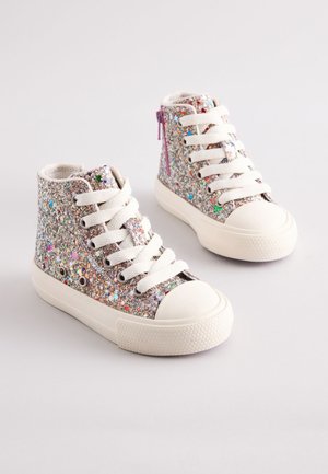 Baskets montantes avec une tige en textile argenté pailleté et multicolore, bout en caoutchouc blanc, et lacets blancs. Détail de fermeture éclair latérale inclus.