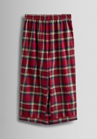Czerwone szorty w kratę, wykonane z miękkiego materiału, z elastycznym pasem i kontrastującymi zielonymi oraz niebieskimi liniami w wzorze w kratę.