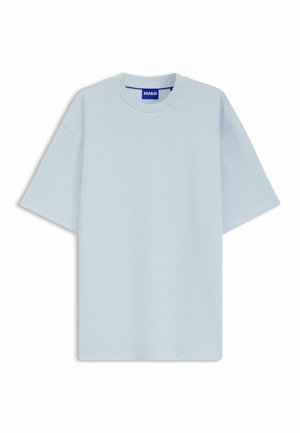 T-shirt à manches courtes côtelé bleu clair avec col rond et étiquette « HUGO » à l'intérieur du col.