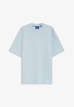 Jasnoniebieska prążkowana koszulka z krótkim rękawem, okrągłym dekoltem i metką „HUGO” wewnątrz kołnierza.