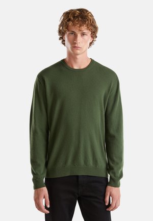 Suéter verde de manga larga hecho de una tela suave; presenta un escote redondo y puños acanalados, con un corte relajado.