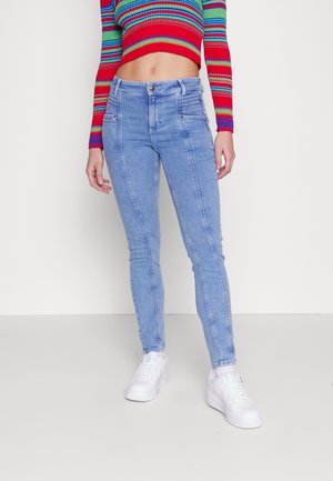 ONLY Petite ONLBLUSH MID WAIST PLEAT BIKER  - Jeans Skinny - light blue denim