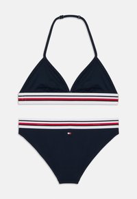 Marine bikini med trekantet top og matchende bunden, med stribede detaljer i rød, hvid og blå nuancer, samt logo på taljen.