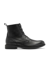 Botín de cuero negro con un acabado liso, punta redonda, diseño con cordones y un sutil detalle de costura en la parte superior y lateral.