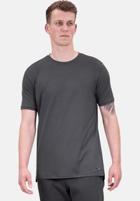 Grijze korte mouwen t-shirt van zacht, ademend materiaal. Heeft een ronde hals en een ontspannen pasvorm, met subtiele branding bij de zoom.