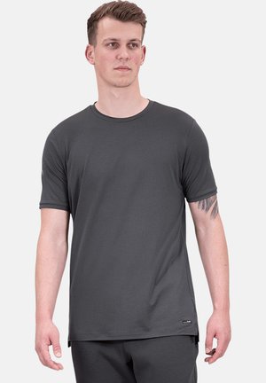 T-shirt grigia a maniche corte realizzata in un tessuto morbido e traspirante. Presenta un collo rotondo e una vestibilità comoda, con un branding discreto vicino all'orlo.