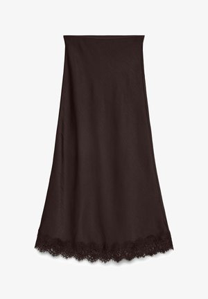 Mustat hameet, jotka on valmistettu sileästä kankaasta ja joissa on lovitettu pitsireuna. Malli ylettyy nilkkoihin ja siinä on yksinkertainen siluetti.