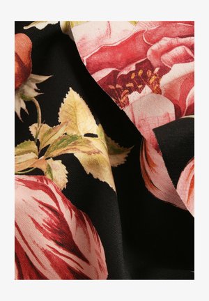 Tissu floral présentant de grandes roses roses et rouges sur un fond noir, avec des feuilles vertes. La texture semble douce et lisse.