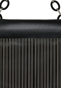 Sort læderhåndtaske med lodret sølvkæde-fringe, store runde håndtag og en glat topplade. Teksturering og moderne design.