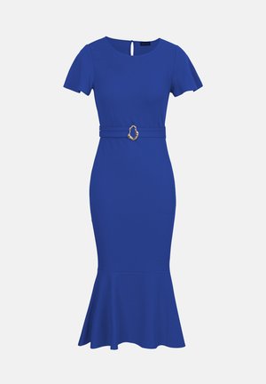Robe bleue ajustée jusqu'au genou avec manches courtes, col rond, bas à peplum et ceinture assortie avec boucle dorée à la taille.