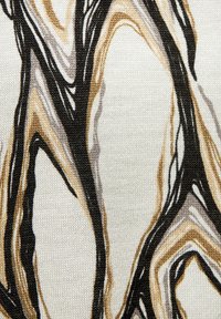 Tissu avec une base crème présentant des motifs tourbillonnants en noir, marron et beige. Le matériau a une apparence tissée texturée.