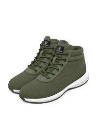 Bottes de cheville vert olive en feutre, avec une semelle en caoutchouc blanc, un bout rond et un design à lacets, arborant des étiquettes de marque sur la languette.