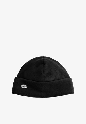 Zwarte fleece beanie met een omgevouwen rand, voorzien van een klein logo-patch in een ronde vorm. Zachte textuur en een afgeronde bovenkant.