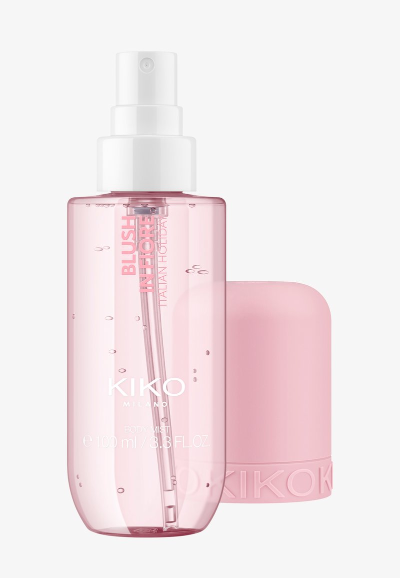 Transparent rosa sprayflaske av KIKO Milano Blush Infusion kroppsdusj med hvit spraydyse og rosa kork ved siden av.
