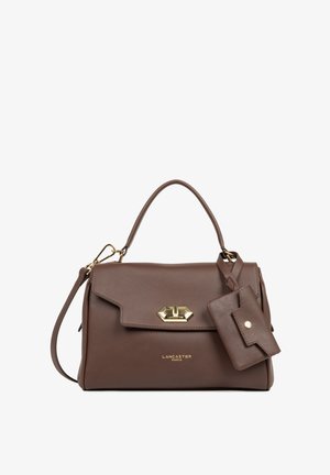 Borsa a mano in pelle marrone con forma strutturata, hardware dorato e portacarte rimovibile. Presenta una maniglia superiore e un branding discreto sul fronte.
