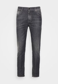 Jeans gris oscuro de corte ajustado, con diseño de cinco bolsillos, cierre de botón metálico y un ligero desvanecimiento, fabricados en material de denim.