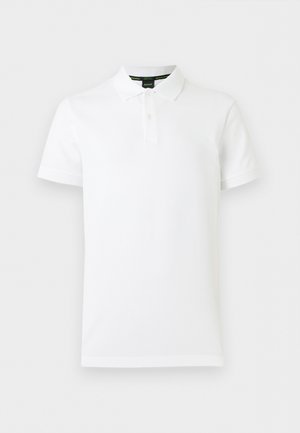 Άσπρο κοντομάνικο πόλο με γιακά και πλαϊνό άνοιγμα με δύο κουμπιά, διακοσμημένο με διακριτικό λογότυπο στο αριστερό στήθος.