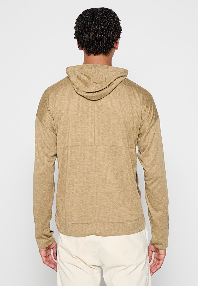 Felpa khaki con cappuccio, maniche lunghe, tessuto a trama e vestibilità rilassata. Presenta un dettaglio di cucitura lungo la schiena e i fianchi.