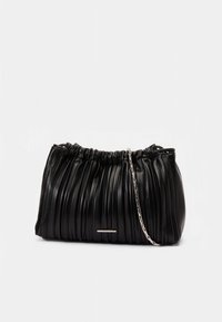 Fekete pliszírozott bőr borítéktáska összegyűrt felső résszel és ezüst láncos pánttal fehér háttéren.