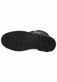 Suela de bota de goma negra con un grip texturizado y estampado. Presenta un diseño de banda de rodadura con secciones elevadas y un leve tacón.