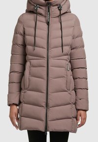 Veste à capuche mauve rembourrée avec fermeture à glissière à l'avant, poches latérales et cordons noirs réglables, portée par une personne debout.