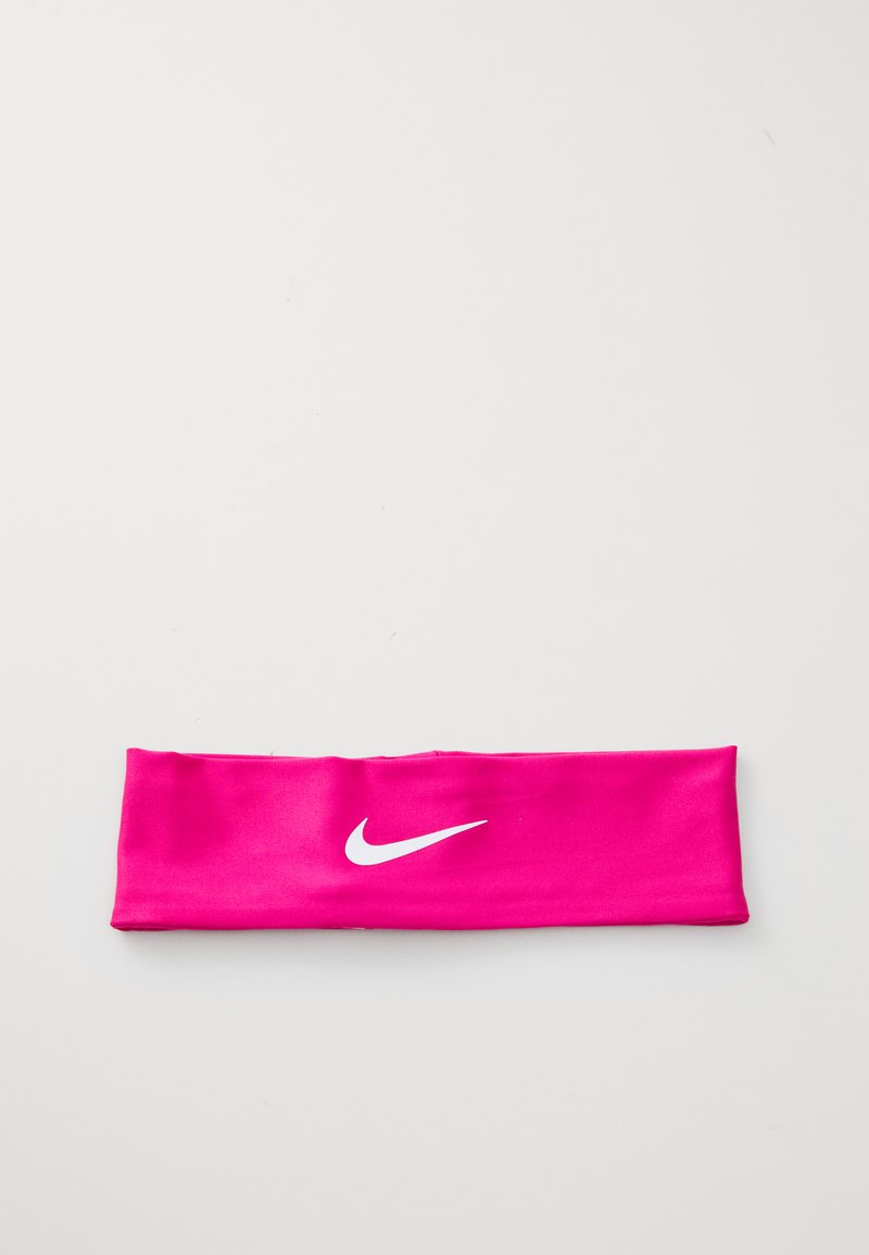 Fascia per sport in tessuto rosa con una texture liscia e un logo Nike bianco stampato sulla parte anteriore. Forma rettangolare semplice e piatta.