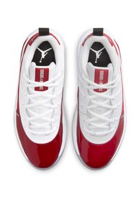 Scarpe da ginnastica bianche con dettagli in pelle verniciata rossa, mesh bianco testurizzato e logo Jordan nero. Presentano un sistema di allacciatura piatta e colletto imbottito.