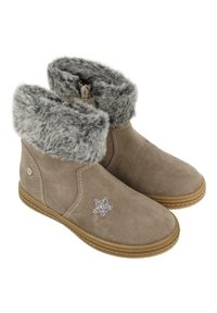 Botas de tobillo de ante color beige con un puño de felpa gris sintético, que presentan un detalle de estrella plateada brillante en el costado y una suela de goma.