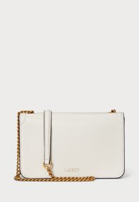Hvit skinn clutch fra Lauren Ralph Lauren med guldkjede og logo preget på fronten, mot en enkel bakgrunn.