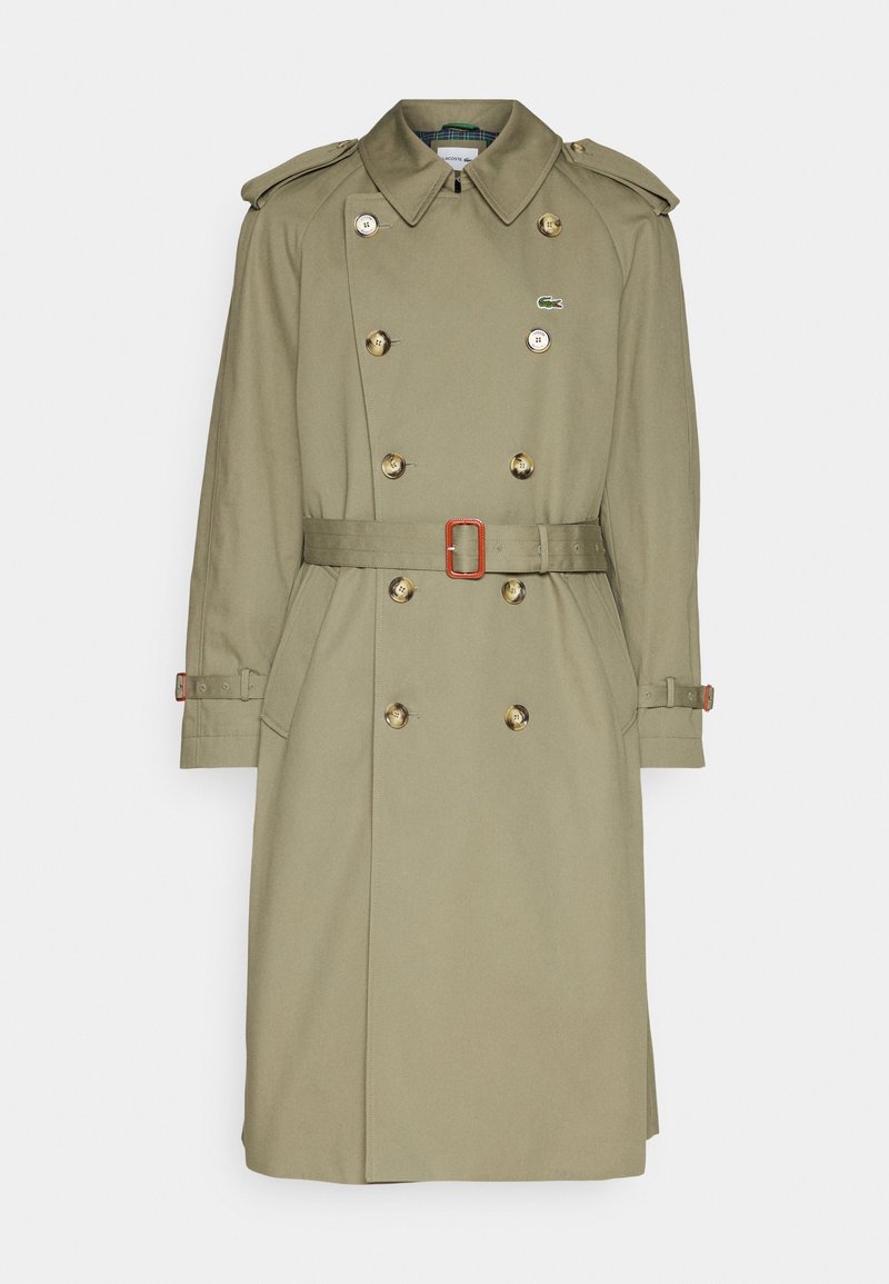 Khakifarbenen Trenchcoat aus leichtem Material mit doppelreihiger Knopfleiste, goldenen Knöpfen, kontrastierendem Gürtel und Schulterklappen. Mit Taschendetails.