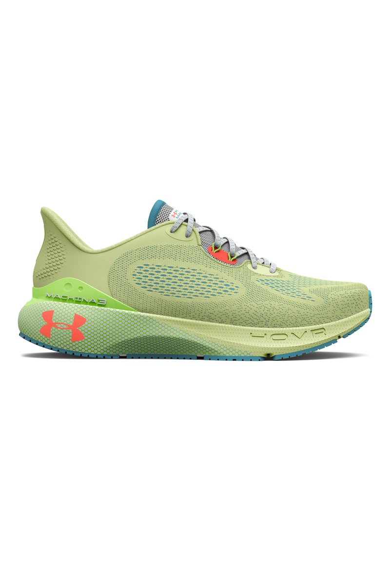 Jasnozielony model butów biegowych Under Armour Machina 3 z niebieskimi siateczkowymi detalami, białymi sznurówkami i pomarańczowymi akcentami na białym tle.